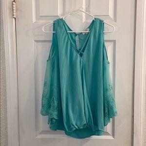 Umgee cold shoulder blouse. Size M